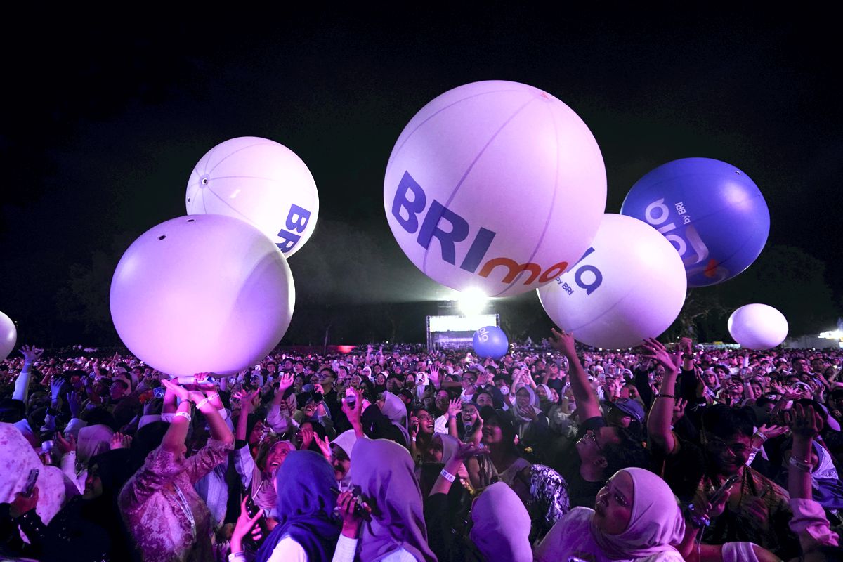 Hujan Gerimis Tak Padamkan Semangat, Hari Kedua Prambanan Jazz Festival 2025 Penuh Kolaborasi dan Solidaritas