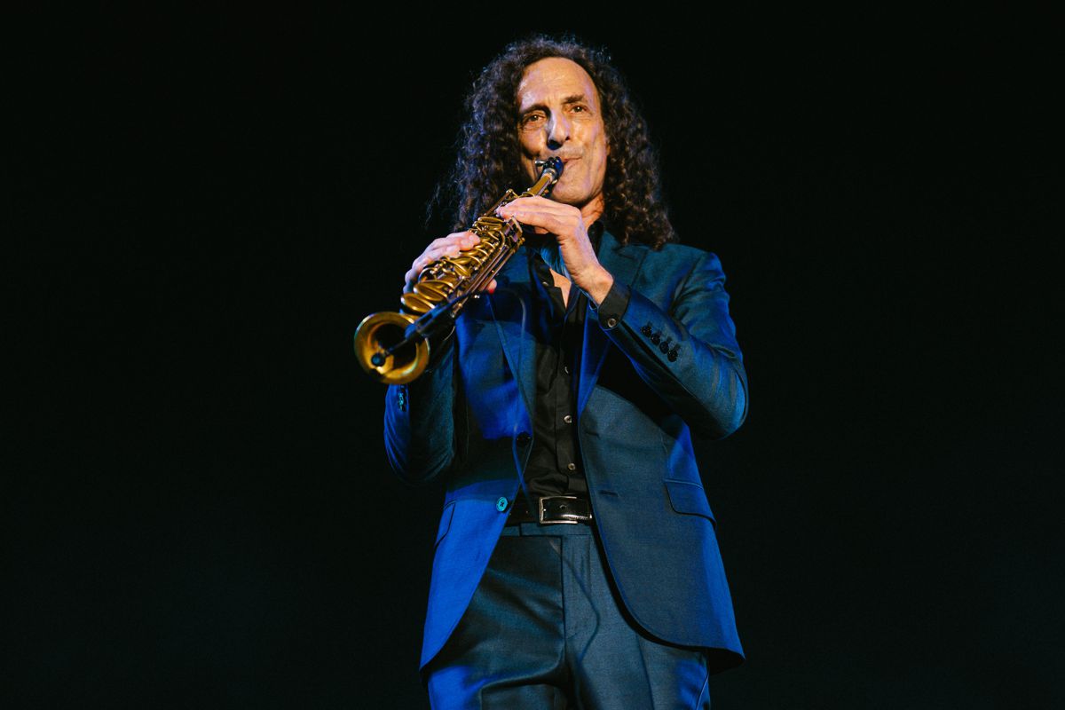 Kenny G Tutup Prambanan Jazz Festival 2025 dengan Lantunan Saksofon Magis di Bawah Candi Prambanan